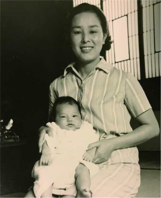長崎市生まれ。母と鈴木史朗。